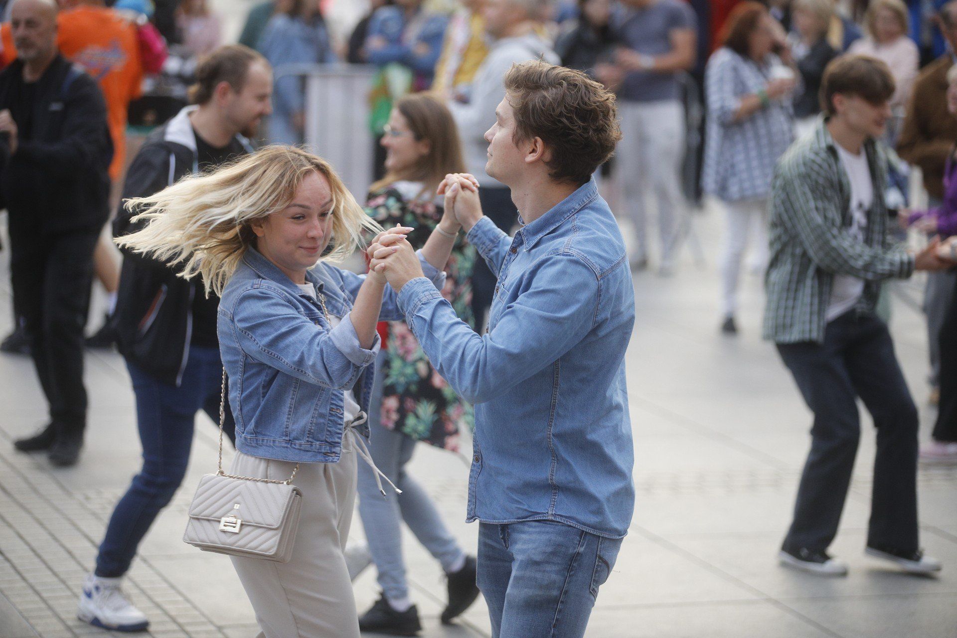 Jak potańcówka to tylko przed Teatrem Śląskim. Roztańczony Wyspiański przyciągnął młodszych i starszych. Tańczyli do wielkich hitów