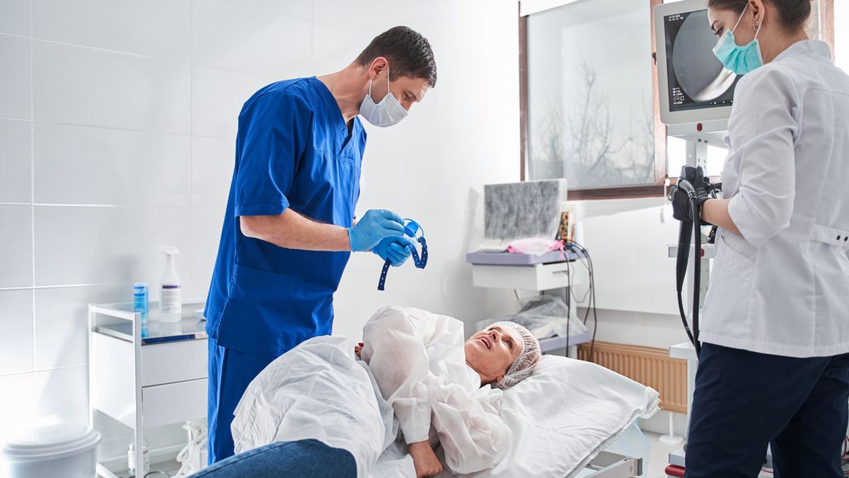 Fiberosigmoidoskopia jest na tyle bezbolesna, że najczęściej nie wymaga znieczulenia