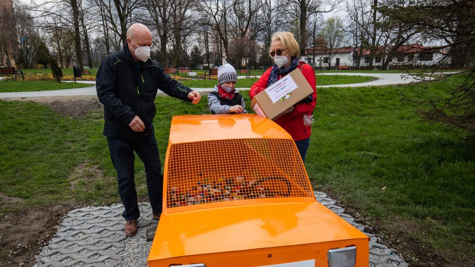 Bielsko-Biała. Piąty, ostatni maluch, czyli pojemnik na nakrętki, stoi już na swoim miejscu.