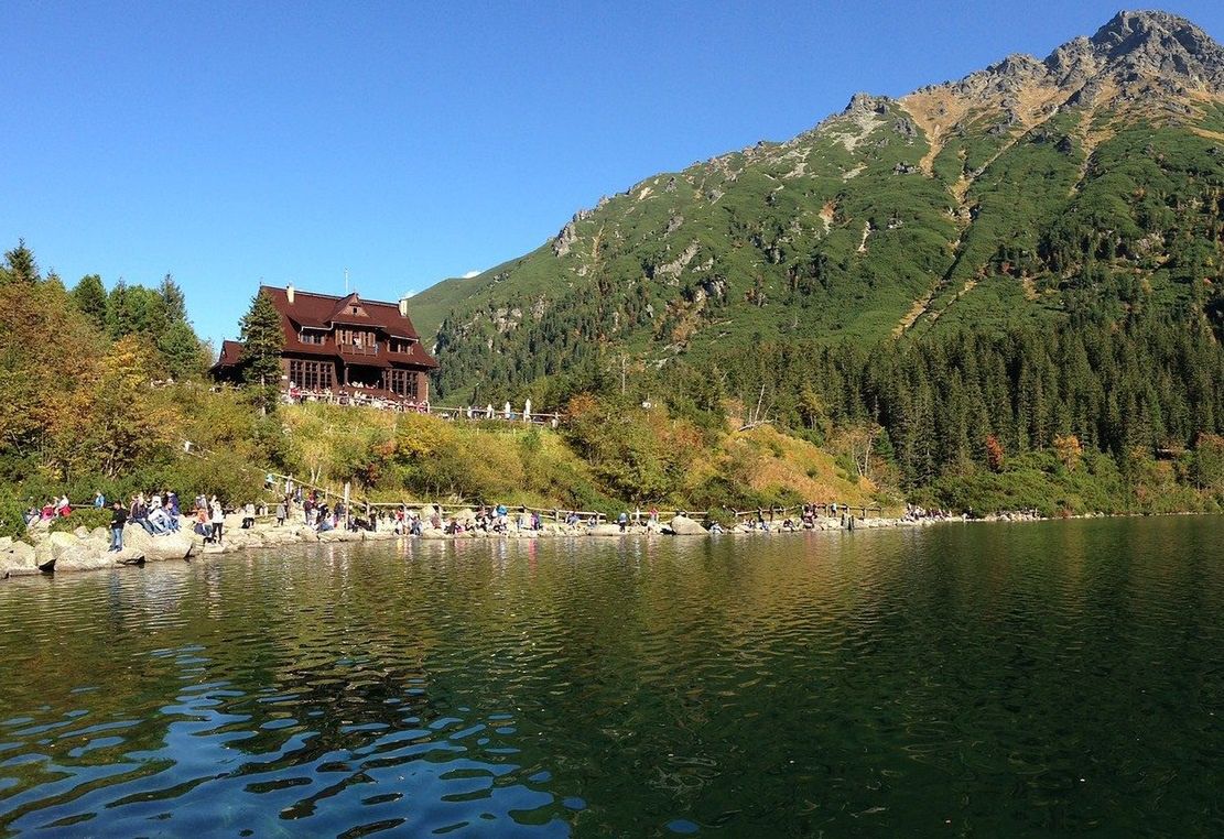 Morskie Oko. Nieodpowiedzialne zachowanie turystów. Odpalili race nad brzegiem Morskiego Oka