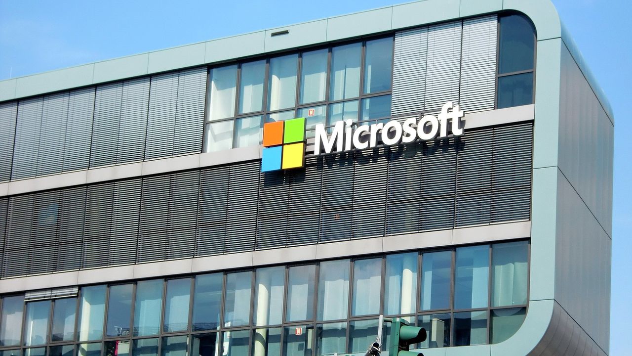 Microsoft drugą firmą technologiczną wartą ponad 1 bln dol. Sukces Office'a 365