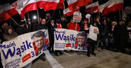 "Otwórz pan tę bramę!". Tłumy gromadzą się przed więzieniami