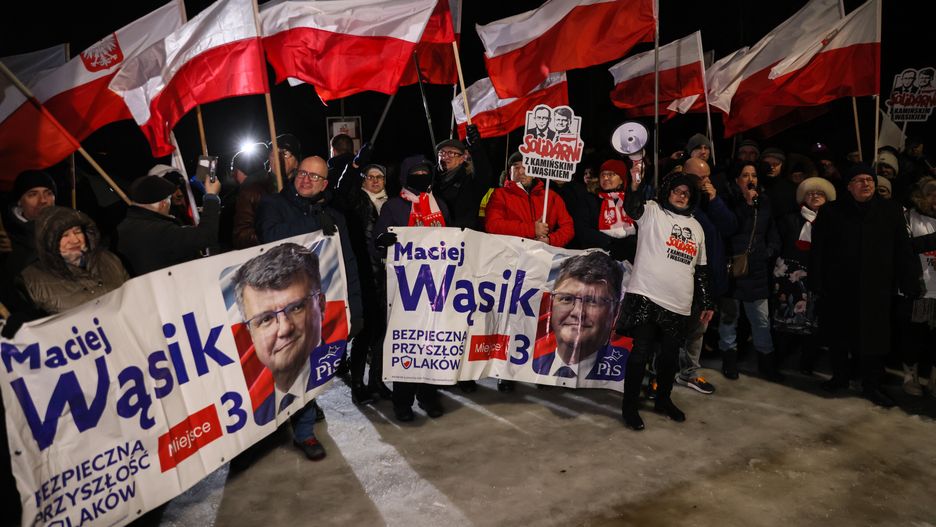 Zgromadzeni pod więzieniem w Przytułach Starych
