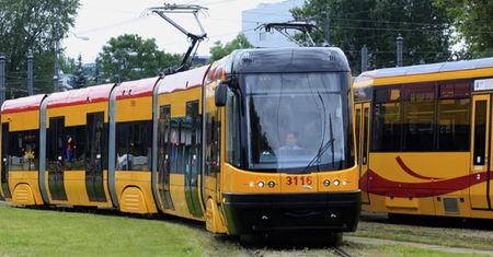 Kolizja w alei Krakowskiej. Zderzenie tramwaju i auta. Poszkodowany motorniczy
