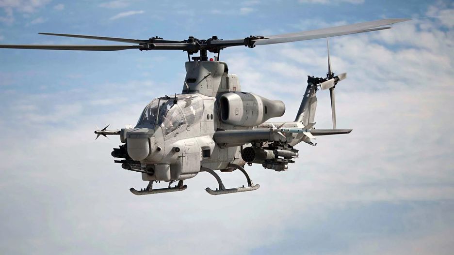Śmigłowiec AH-1Z Viper. Na końcówkach skrzydeł widoczne pociski Sidewinder