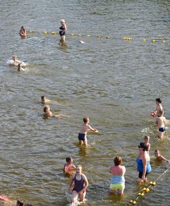 4-latek sam na plaży. Matka była pijana