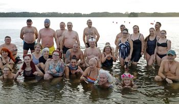 Grudziądz: Morsy rozpoczęły sezon kąpielą na plaży miejskiej