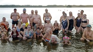 Grudziądz: Morsy rozpoczęły sezon kąpielą na plaży miejskiej