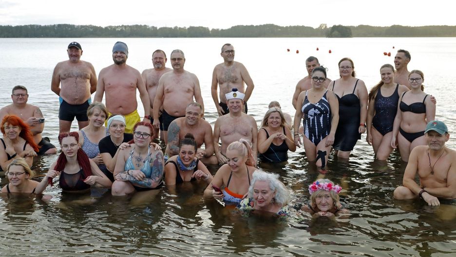Morsy z Grudziądza wieczorną kąpielą rozpoczęły sezon