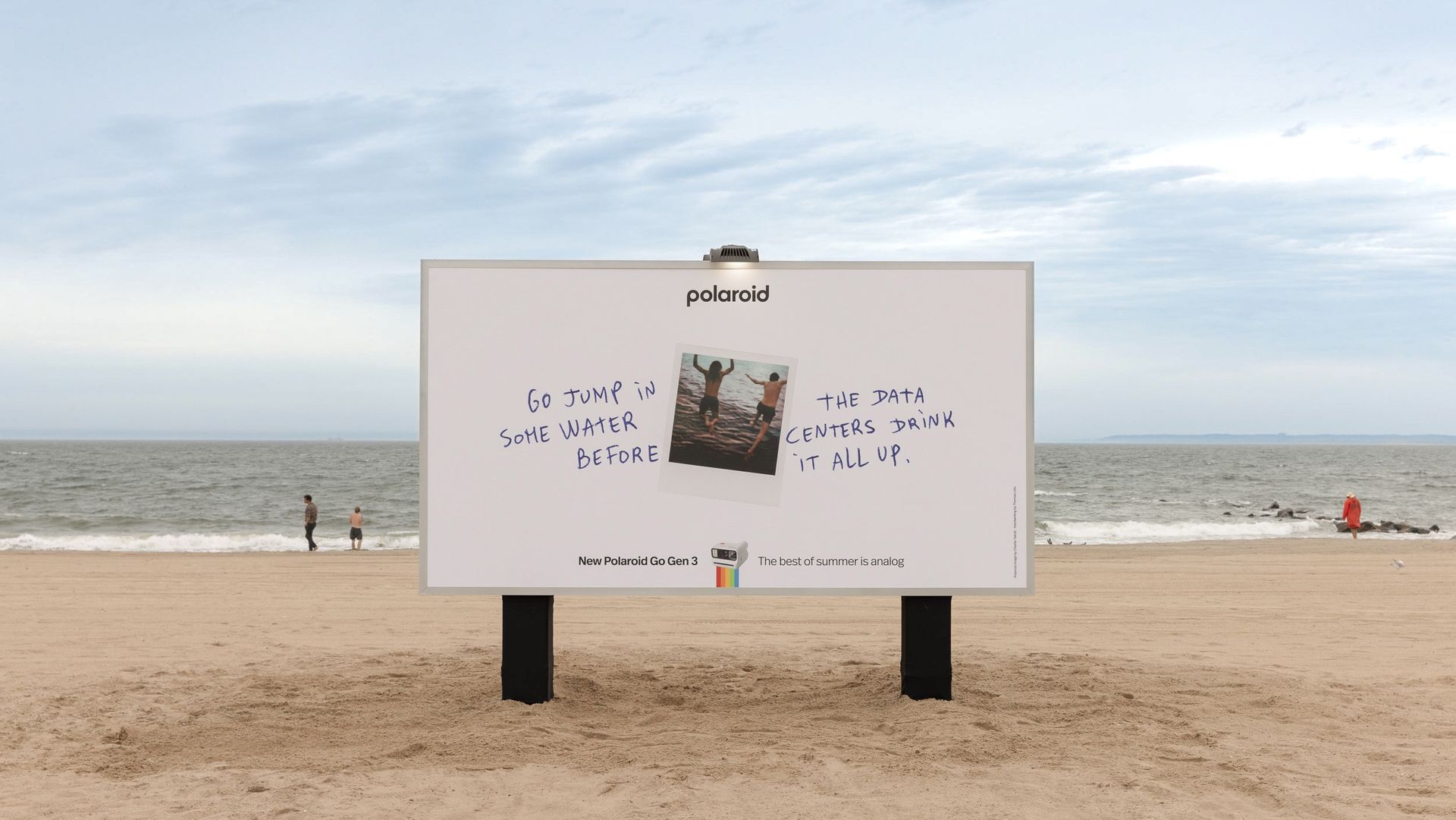 Polaroid atakuje AI: billboard na Coney Island ostrzega, że centra danych piją wodę