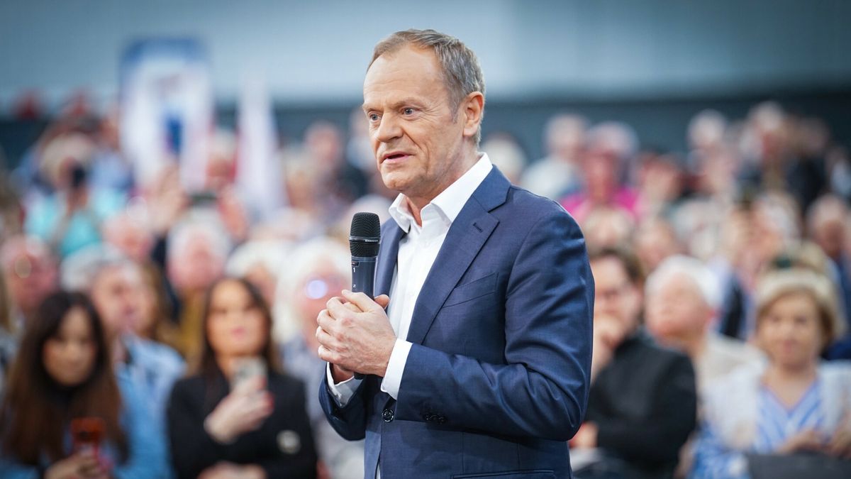 Donald Tusk w Cz?stochowieFot. Marek Barczynski/East News, Czestochowa, 23.03.2023. Przewodniczacy Platformy Obywatelskiej Donald Tusk (n/z) podczas spotkania otwartego z mieszkancami Czestochowy, w ramach akcji #TuJestPrzysz?osc, w IV Liceum Og�lnokszta?c?ce im. Henryka Sienkiewicza.Marek Barczynski