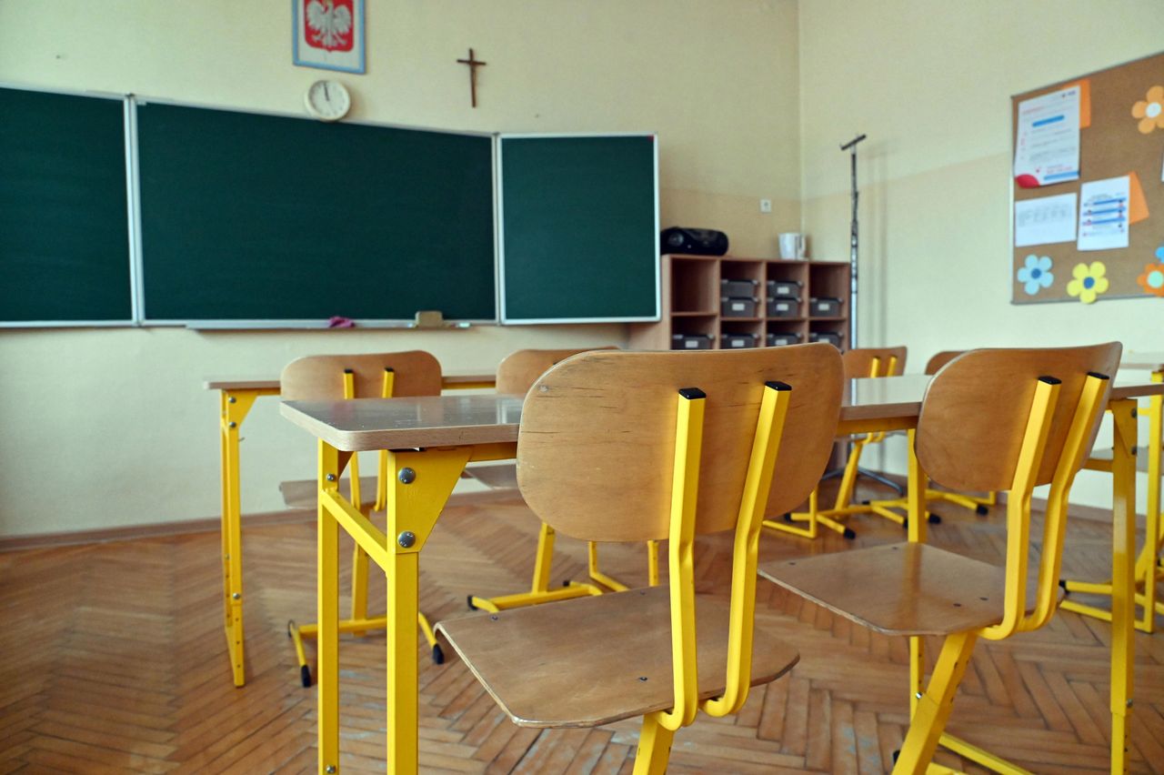 Nauczyciele odchodzą ze szkół. "Pracują na dwóch etatach, żeby wyżyć"