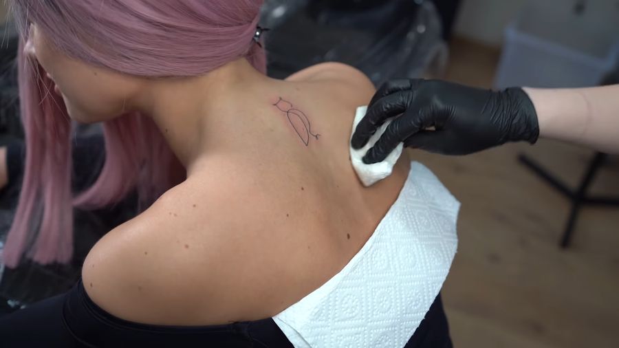 Tatuaż z sówką na plecach Wersow
