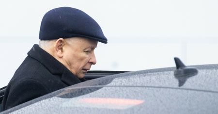 Tajne spotkanie Jarosława Kaczyńskiego. Niósł w ręku białą świecę
