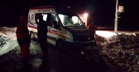 Śnieg odciął karetce dojazd od rodzącej kobiety. Poród odebrał brat