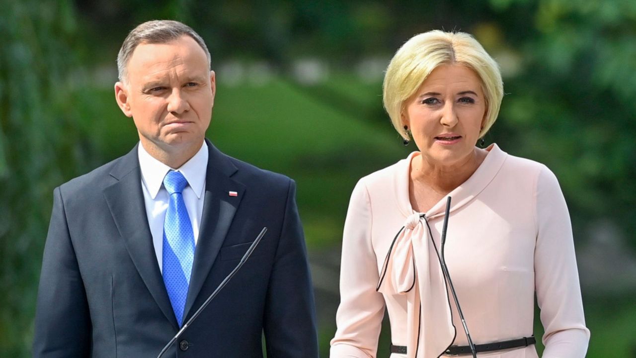 Dziewczyny lubią brąz. Agata Duda OPALIŁA SIĘ tak w luksusowym ośrodku?