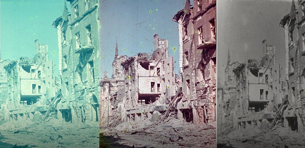 Trzy wersje tego samego zdjęcia. Na pierwszym oryginalnie zachowane kolory zniszczeń na ulicy Długiej. Na drugim zdjęciu zrekonstruowane kolory w 2008 roku. Na trzecim bromowa odbitka wykonana w latach 50.