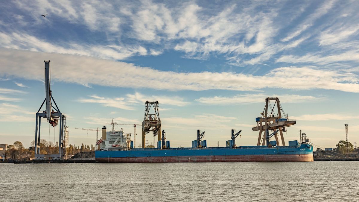 Świnoujście Masowiec Othrys zacumowany w porcie morskim w Świnoujściu 
