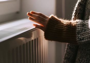 Sezon grzewczy tuż-tuż. Kominiarz z Rzeszowa: Niektórzy wciąż wychodzą z założenia, że piec przyjmie wszystko