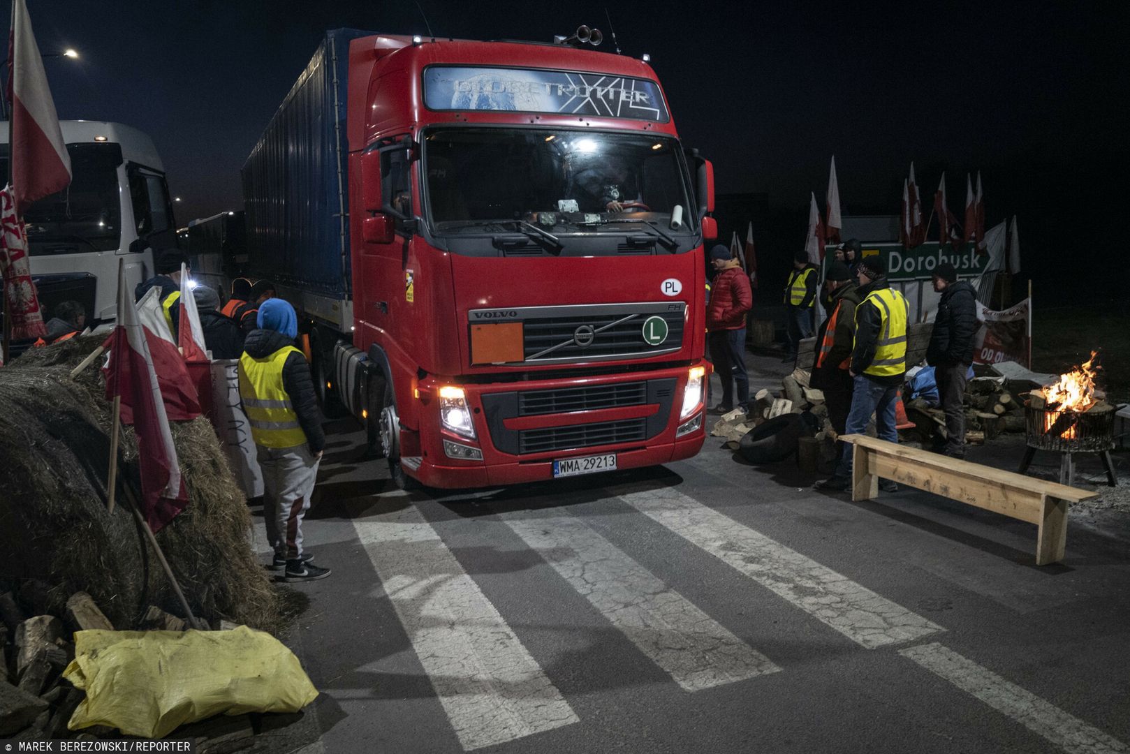 Rolnicza blokada granicy polsko-ukraińskiej w Dorohusku w ramach strajku generalnego rolników. Rolnicy przepuszczają bez kolejki transporty wojskowe i humanitarne. Autobusy rejsowe puszczane są co pół godziny, TIR-y co godzinę