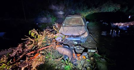 Alerty pogodowe na rajskich wyspach. Woda porwała samochody