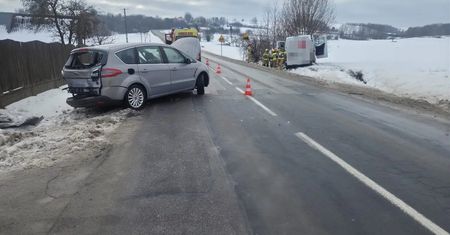 Zderzenie dwóch aut w powiecie opatowskim. Kierowcy trafili do szpitala [zdjęcia]