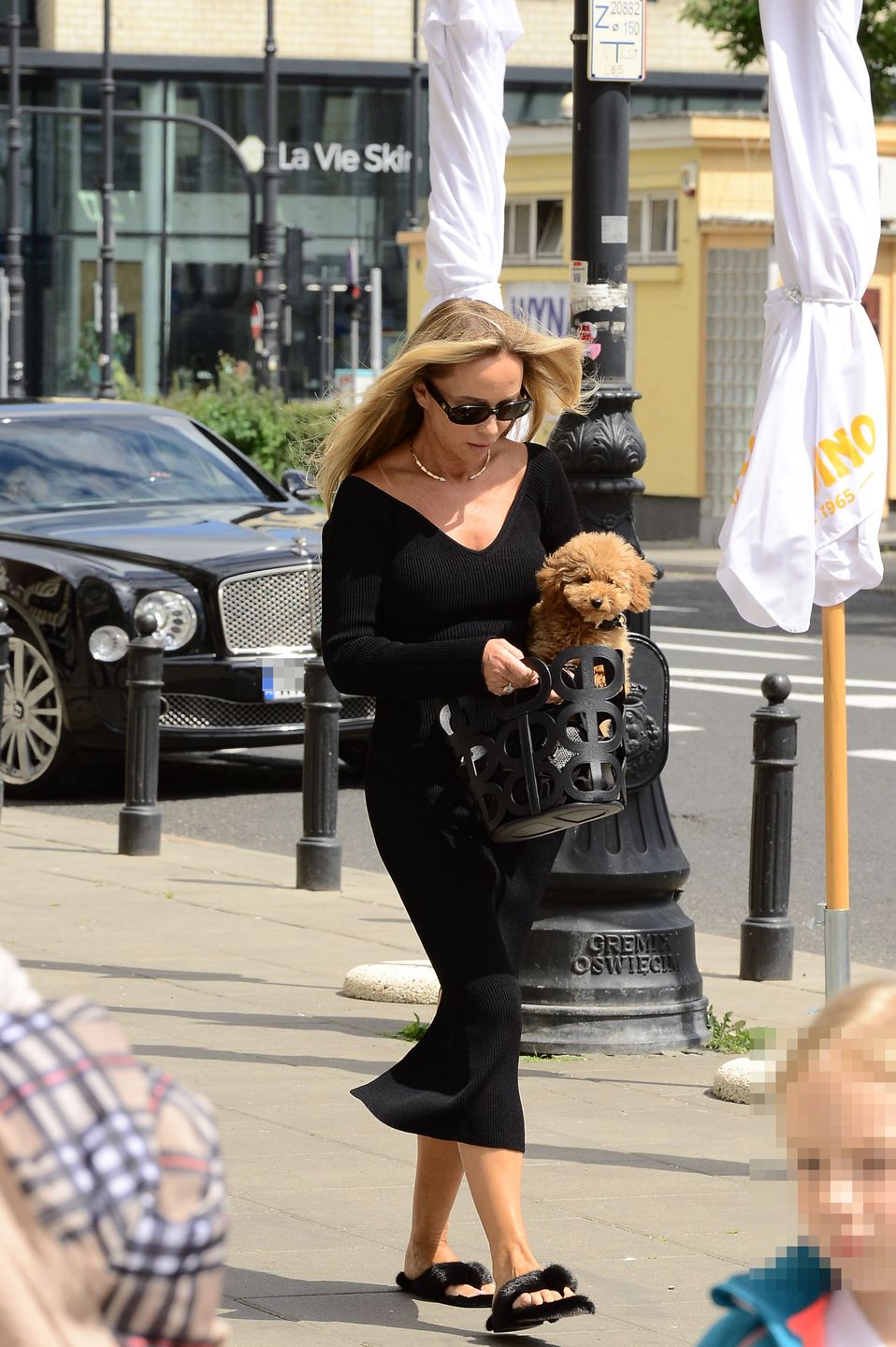 Joanna Przetakiewicz załatwia sprawunki na mieście