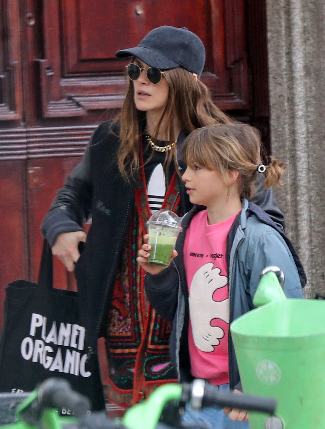 Keira Knightley spaceruje z córką po mieście