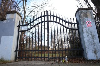 Rzeszów: Odkrycie mogiły z II wojny. Postawiono drewnianą macewę