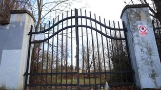 Rzeszów: Odkrycie mogiły z II wojny. Postawiono drewnianą macewę