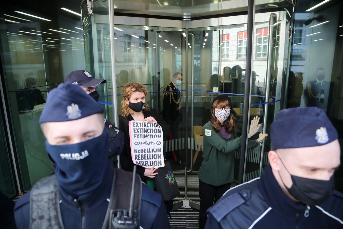 Warszawa. Aktywistka przykleiła się do drzwi Kancelarii Sejmu