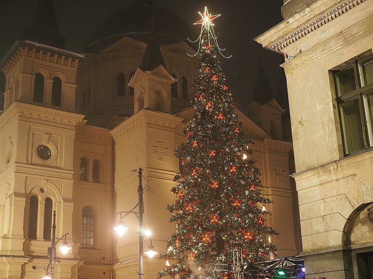 Tłum na placu Wolności na sobotniej imprezie inaugurującej świąteczną iluminację i jarmark