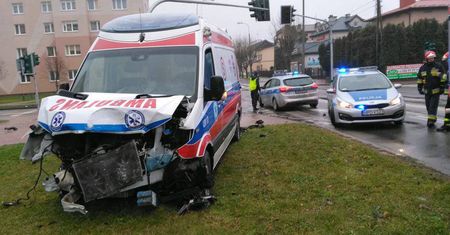 Kraśnik: Zderzenie karetki na sygnale z samochodem osobowym. Ranny kierowca karetki