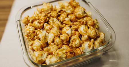 Cała miska zniknie w kilka chwil. Chrupiący popcorn lepszy niż w kinie