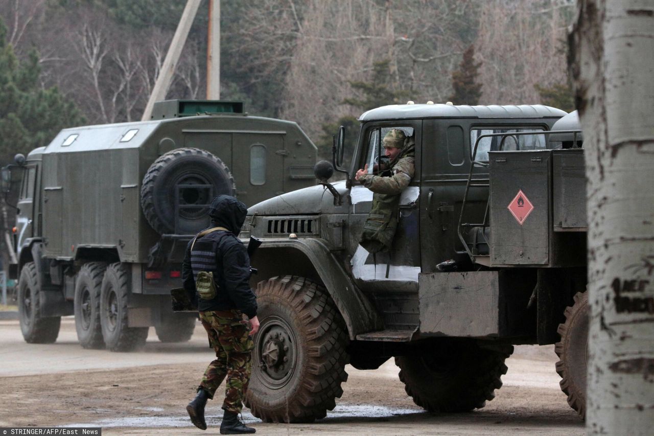 Russia builds road screens in Crimea to hide failing defenses