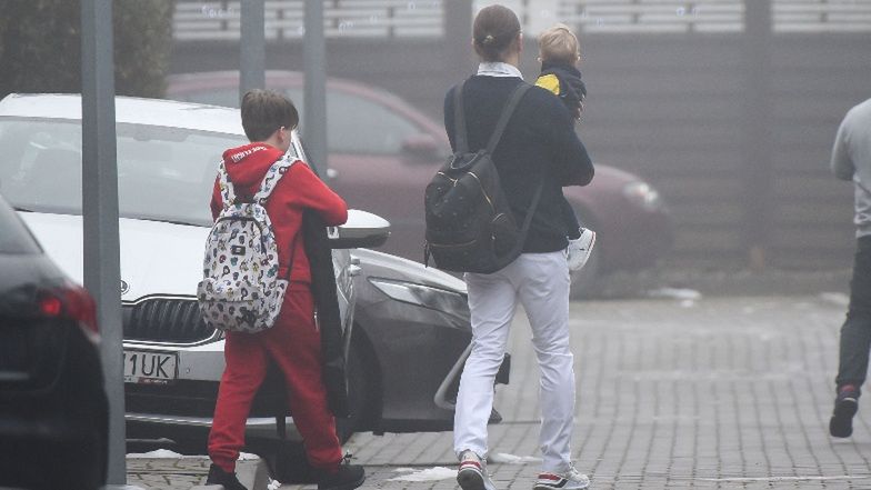 Stęskniona za tropikami Małgorzata Rozenek mknie z rodziną na lotnisko 