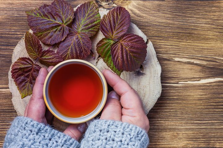 Herbata z liści malin ma działanie prozdrowotne