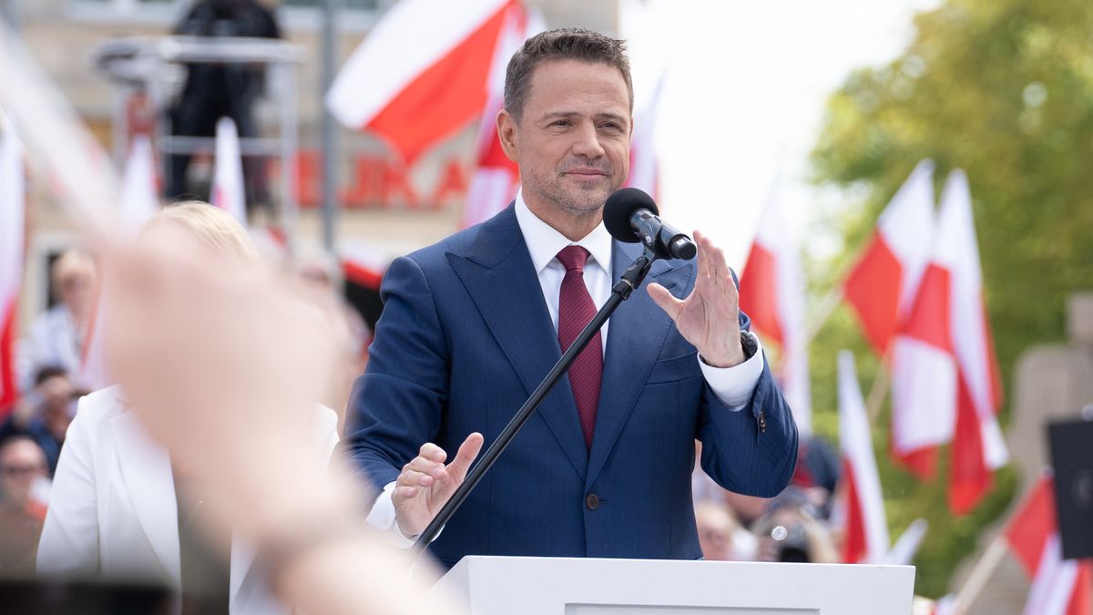 WARSAW, POLAND - 2025/05/25: The Mayor of Warsaw and the Civic Coalition (KO) presidential candidate, Rafal Trzaskowski delivers a speech as thousands of supporters listen to him during the Great Patriotic March a week before the second round of the presidential elections. Several Thousands of people marched with the candidate for President of Poland in a rally aimed to mobilise voters ahead of the run-off election round that will take place on June 1, 2025 in which the the centrist Warsaw mayor Rafa Trzaskowski, from prime minister Donald Tusk's governing pro-European coalition will face the Eurosceptic historian Karol Nawrocki, backed by the populist rightwing Law and Justice party (PiS). (Photo by Marek Antoni Iwaczuk/SOPA Images/LightRocket via Getty Images)