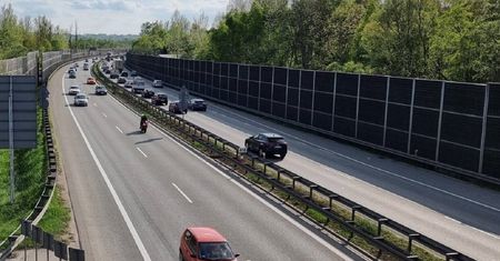 Samochód na pasie awaryjnym. Koszty "parkowania" pokrywa właściciel