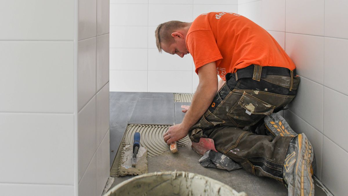 Polish apprentices for German craftsmanship
Patrick Pleul
Brandenburg, trainee, vocational training, craftsmanship, crafts, polak, Robert Korte, glazurnik, glazura, mieszkanie, Niemcy, praca, pracownik, remont, robotnik