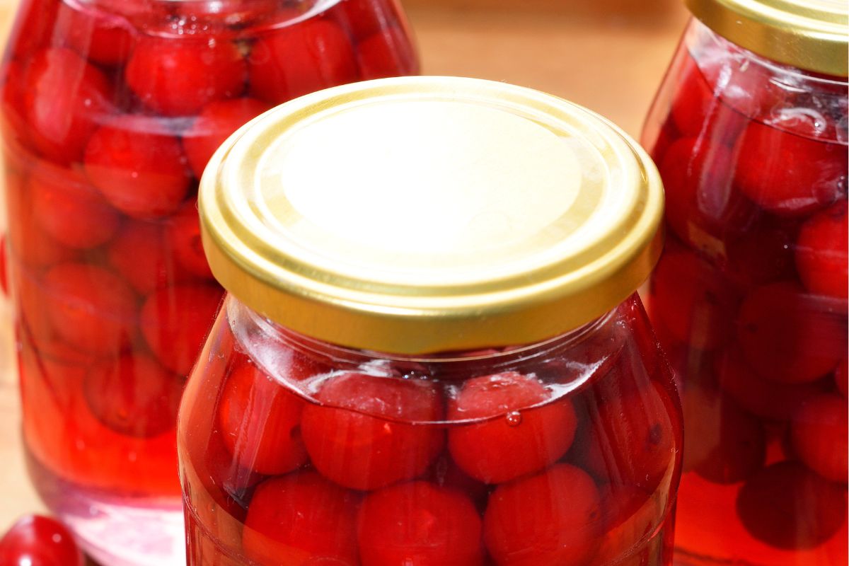 Kompot z wiśni bez gotowania. Rozcieńczam z wodą i podaję do obiadu