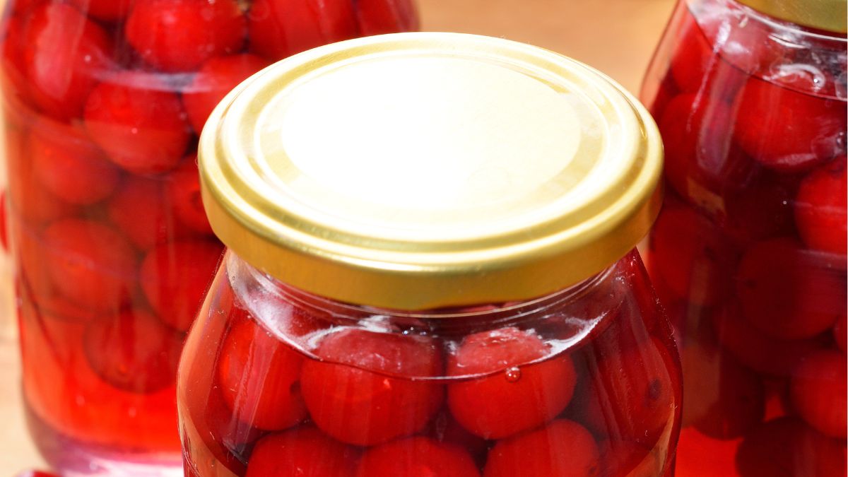 Kompot z wiśni można przygotować bezpośrednio w słoikach