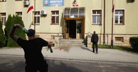 Lubin. Policja siłą odebrała telefony rodzinie 34-letniego Bartka. Nowe fakty