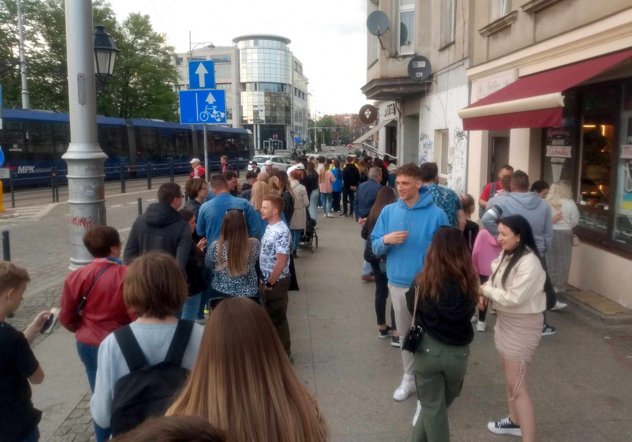 Kolejka do lodziarni przy wrocławskim placu Bema