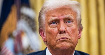 "Ukraina musi poczekać". Trump wstrzymuje pomoc i milczy o obietnicy