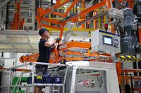 otwarcie nowych hal produkcyjnych
Niepo�omice (woj. ma�opolskie), 16.05.2023. Otwarcie nowych hal produkcyjnych w MAN Trucks w Niepo�omicach, 16 bm. (�g/ibor) PAP/�ukasz G�gulski
�ukasz G�gulski
aut, auta, auto, ci�arowe, ci�arowych, ci�ar�wek, ci�ar�wka, ci�ar�wki, fabryka, hal produkcyjnych, hala, hale produkcyjne, MAN Trucks, maszyny, otwarcia, otwarcie, pracownicy, pracownik, produkcja, produkcyjna, samochod�w, samochody, samoch�d, sprz�t