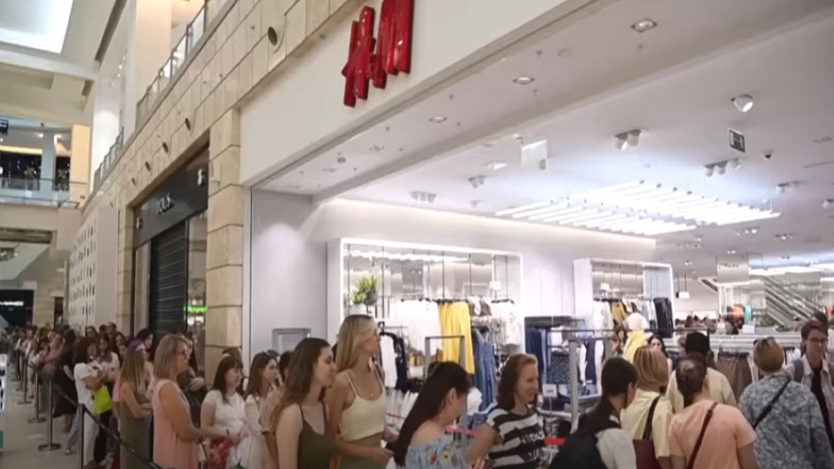 Rosyjscy miłośnicy produktów H&M są gotowi czekać w długich kolejkach, aby kupić coś w ramach wyprzedaży