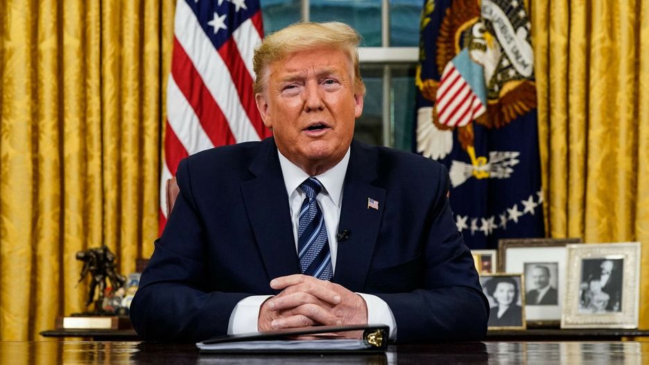 Donald Trump w Gabinecie Owalnym, który w styczniu 2025 roku