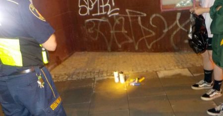 Warszawa. Dwie młode kobiety zniszczyły elewację budynku