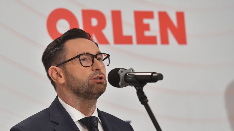 Warszawa, 29.11.2023. Prezes koncernu PKN Orlen Daniel Obajtek podczas briefingu prasowego z udziałem kierowcy rajdowego Roberta Kubicy zorganizowanego w atrium siedziby ORLEN w Warszawie, 29 bm. Spotkanie poświęcone było nowym planom sponsoringowym koncernu PKN ORLEN na sezon 2024. (mk) PAP/Piotr Nowak